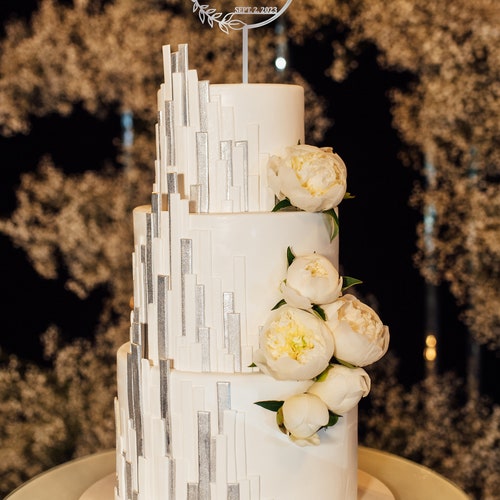 Personalized Chic Script Wedding Cake Topper with Rustic Wreath – Custom Mr & Mrs