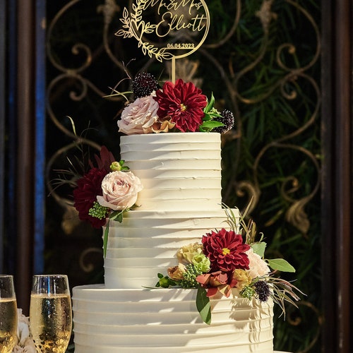 Personalized Chic Script Wedding Cake Topper with Rustic Wreath – Custom Mr & Mrs