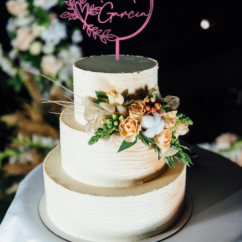 Personalized Chic Script Wedding Cake Topper with Rustic Wreath – Custom Mr & Mrs