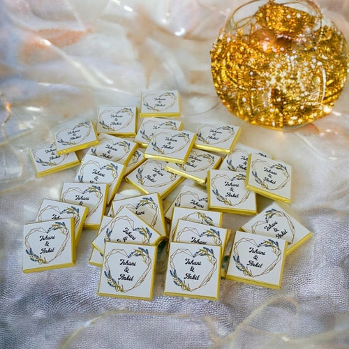 50 Personalized Wedding Chocolate Favors for Guests – Gold/Silver Foil Milk Chocolate