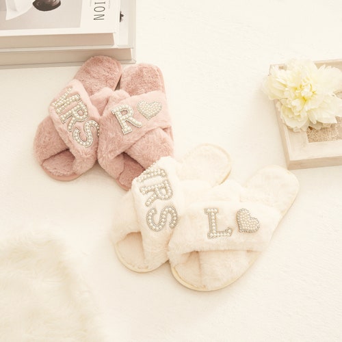 Custom Bridal Mrs. Slippers – Personalized Fluffy Slippers with Pearls and Glitter for Bride, Bridesmaids & Bridal Shower Gifts