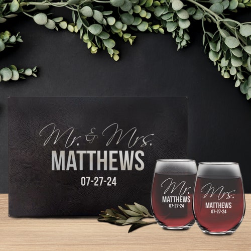 Mr. and Mrs. Personalized Champagne Flutes – Set of 2