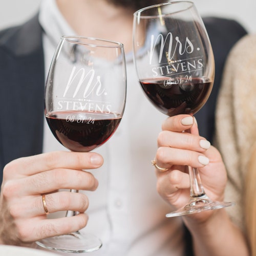 Mr. and Mrs. Personalized Champagne Flutes – Set of 2