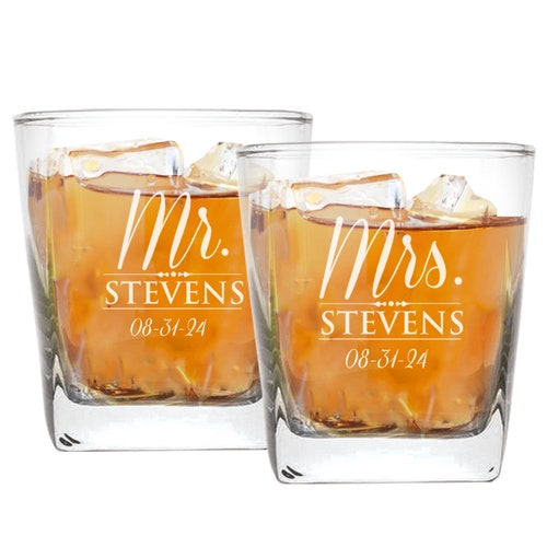 Mr. and Mrs. Personalized Champagne Flutes – Set of 2