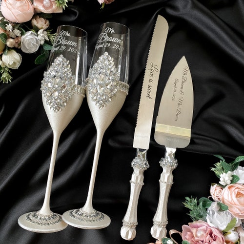 Elegant Wedding Cake Cutting and Toasting Set