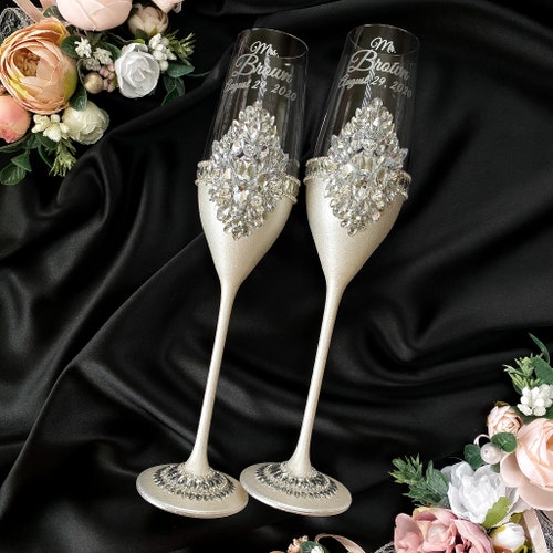 Elegant Wedding Cake Cutting and Toasting Set